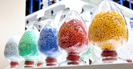 La differenza tra tecnopolimeri e plastiche ordinarie